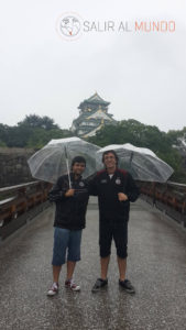 Bajo la lluvia en el Castillo de Osaka